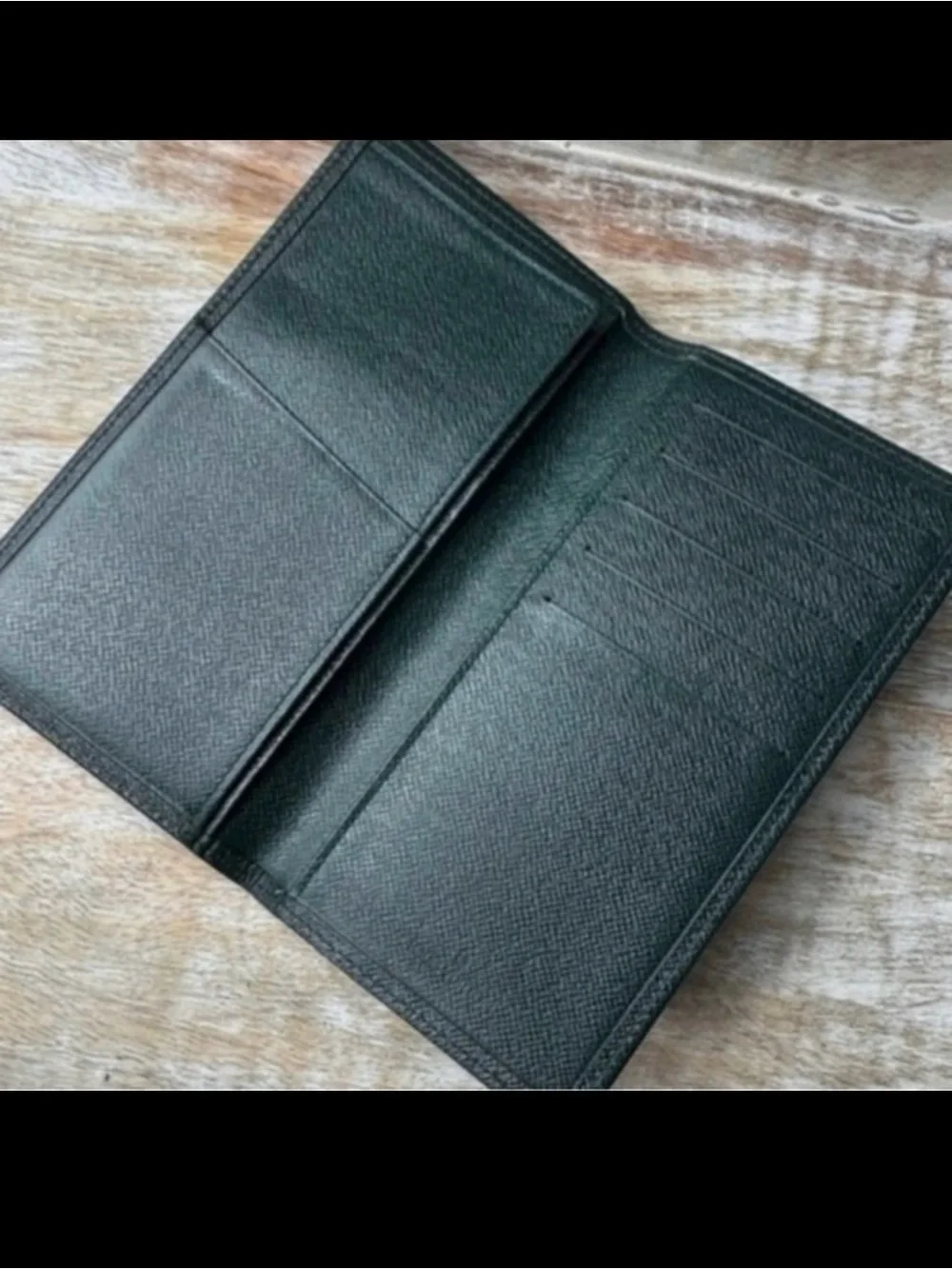 AUTHENTIC Louis Vuitton Taiga wallet. Black. Previously owned. Green.